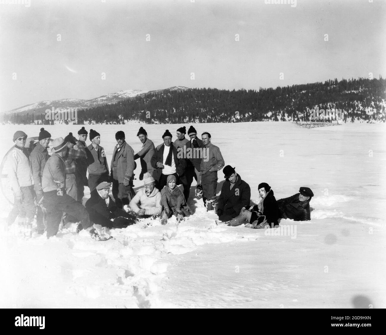 PHILLIPS SMALLEY (seduta a sinistra) DIANE ELLIS OWEN MOORE CAROLE LOMBARD e BILLY BEVAN con il cineoperatore JOHN J. MESCALL (5° dalla fila posteriore destra) e il direttore HOWARD HIGGIN (1° fila posteriore destra) Sul luogo stabilito candid durante le riprese di ALTA TENSIONE aka VOLUTO 1929 regista HOWARD HIGGIN storia Elliott J. Clawson sceneggiatura James Gleason e Kenyon Nicholson Pathe Exchange / Produttori Distributing Corporation (PDC) Foto Stock