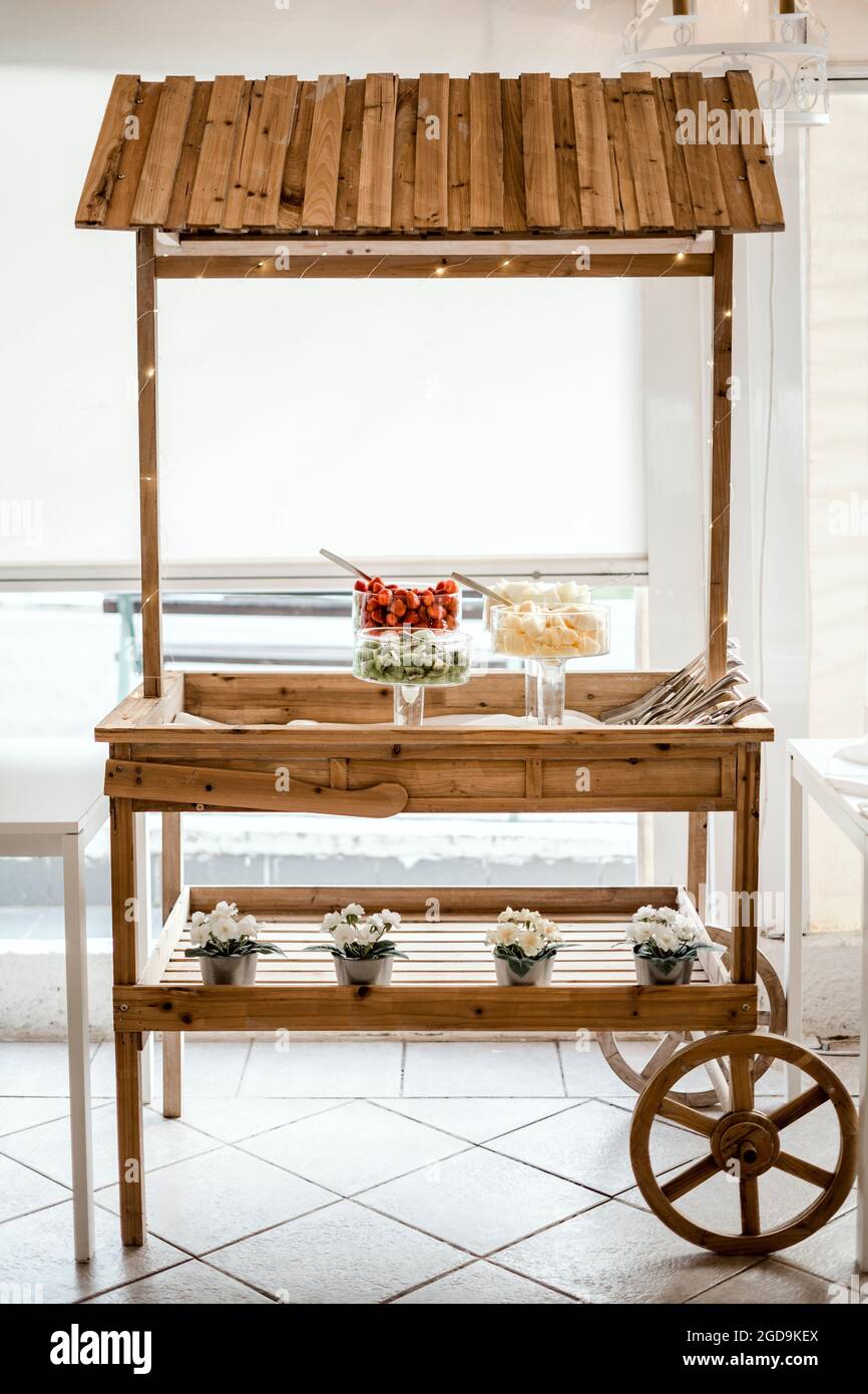 Stand in legno con frutta fresca pronta per essere servita Foto Stock