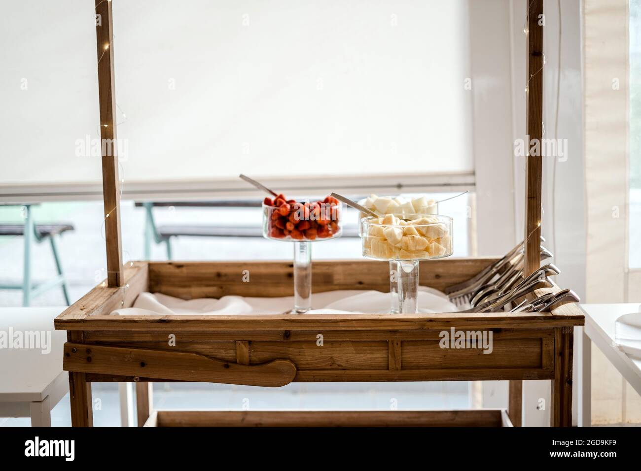 Stand in legno con frutta fresca pronta per essere servita Foto Stock