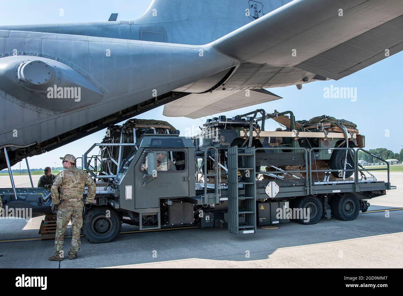 La 294th Quartermaster Company, 36th Sostenment Brigade, Texas National Guard assiste la 182nd Wing, Illinois Air National Guard, caricare un C-130 Hercules aeromobili con Humvees e un pallet di forniture di sostegno durante il Northern Strike 21-2 presso la Selfridge Air National Guard base, Michigan, 4 agosto 2021. L'aria C-130 ha fatto cadere le forniture di sostegno in un'operazione simulata di rianimazione presso il National All-Domain Warfighting Center nel nord del Michigan. (STATI UNITI Air National Guard foto di Terry Atwell) Foto Stock