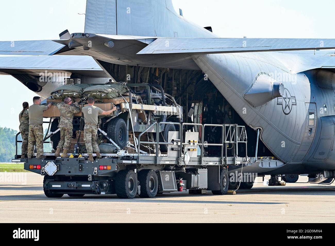 La 294th Quartermaster Company, 36th Sostenment Brigade, Texas National Guard assiste la 182nd Wing, Illinois Air National Guard, caricare un C-130 Hercules aeromobili con Humvees e un pallet di forniture di sostegno durante il Northern Strike 21-2 presso la Selfridge Air National Guard base, Michigan, 4 agosto 2021. L'aria C-130 ha fatto cadere le forniture di sostegno in un'operazione simulata di rianimazione presso il National All-Domain Warfighting Center nel nord del Michigan. (STATI UNITI Air National Guard foto di Terry Atwell) Foto Stock