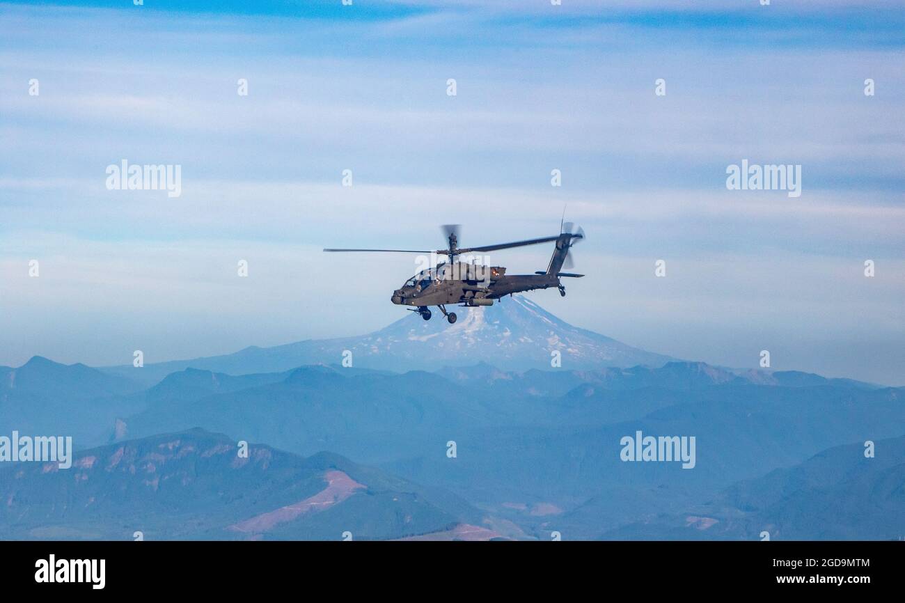 Shane Finison, Comandante, 16a Brigata dell'aviazione di combattimento, e ufficiale esecutivo della brigata Major Merritt Thomas volare un AH-64v6 Apache elicottero vicino Mount Adams, Washington, il 26 luglio 2021. Il team di comando stava tornando dal presentare alla Cascade Air Aviation Services Company un certificato di apprezzamento per il supporto dell'unità durante una recente missione di ricerca e salvataggio. (STATI UNITI Foto dell'esercito di Capt. Kyle Abraham, 16th Combat Aviation Brigade) Foto Stock