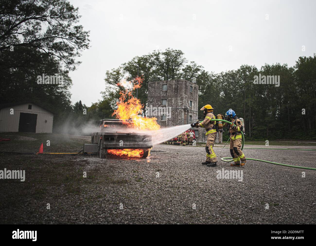 I vigili del fuoco lettoni ed estoni si allenano su un incendio simulato durante lo Sciopero settentrionale 21-2 presso l'Alpena Combat Readiness Training Center, Michigan, il 6 agosto 2021. Northern Strike è un'opportunità per sviluppare la preparazione e l'interoperabilità con altre unità e partner multinazionali, mentre si forma in ambienti multi-dominio realistici. (STATI UNITI Air National Guard foto di Senior Airman Ryan Bishop) Foto Stock