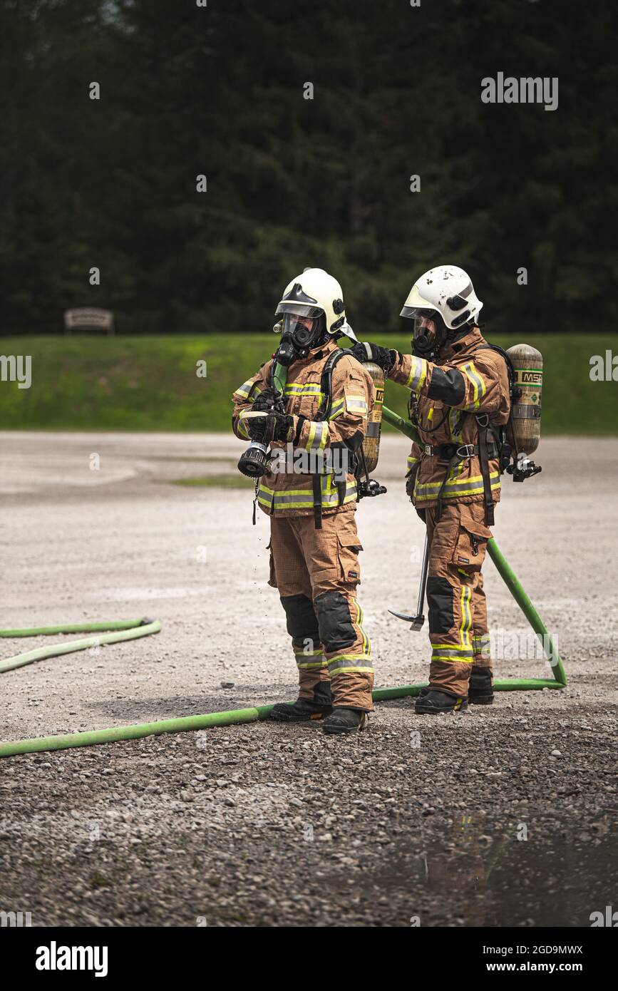 I vigili del fuoco lettoni ed estoni si allenano su un incendio simulato durante lo Sciopero settentrionale 21-2 presso l'Alpena Combat Readiness Training Center, Michigan, il 6 agosto 2021. Northern Strike è un'opportunità per sviluppare la preparazione e l'interoperabilità con altre unità e partner multinazionali, mentre si forma in ambienti multi-dominio realistici. (STATI UNITI Air National Guard foto di Senior Airman Ryan Bishop) Foto Stock