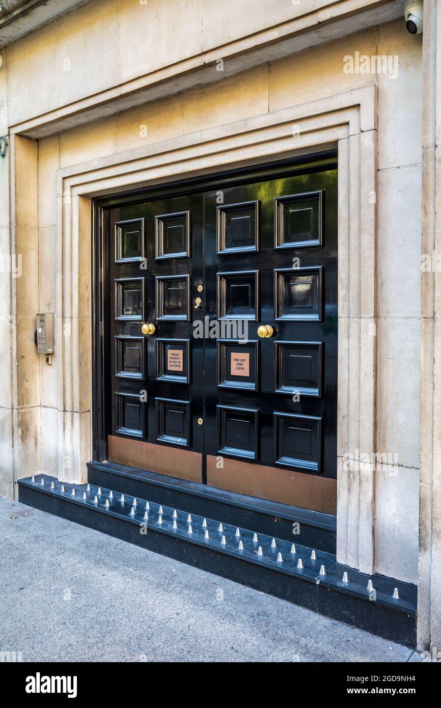 Architettura ostile usata per limitare il comportamento - punte antisdite su una porta nel centro di Londra - borchie antisdivo, punte antisdite. Foto Stock