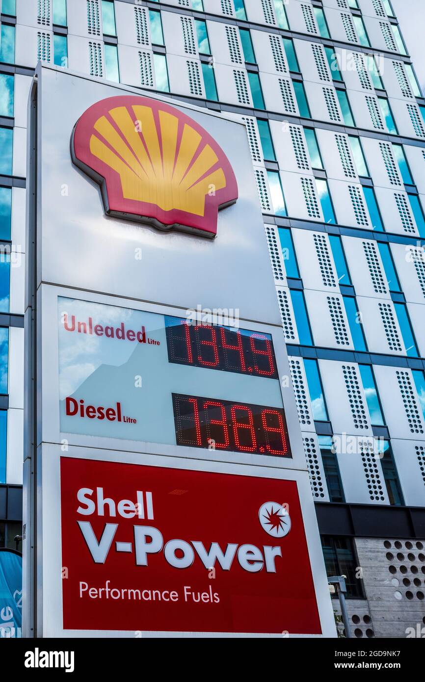 Distributore di benzina Shell nel centro di Londra vicino alla rotatoria di Old Street. Cartello distributore benzina Shell. Foto Stock