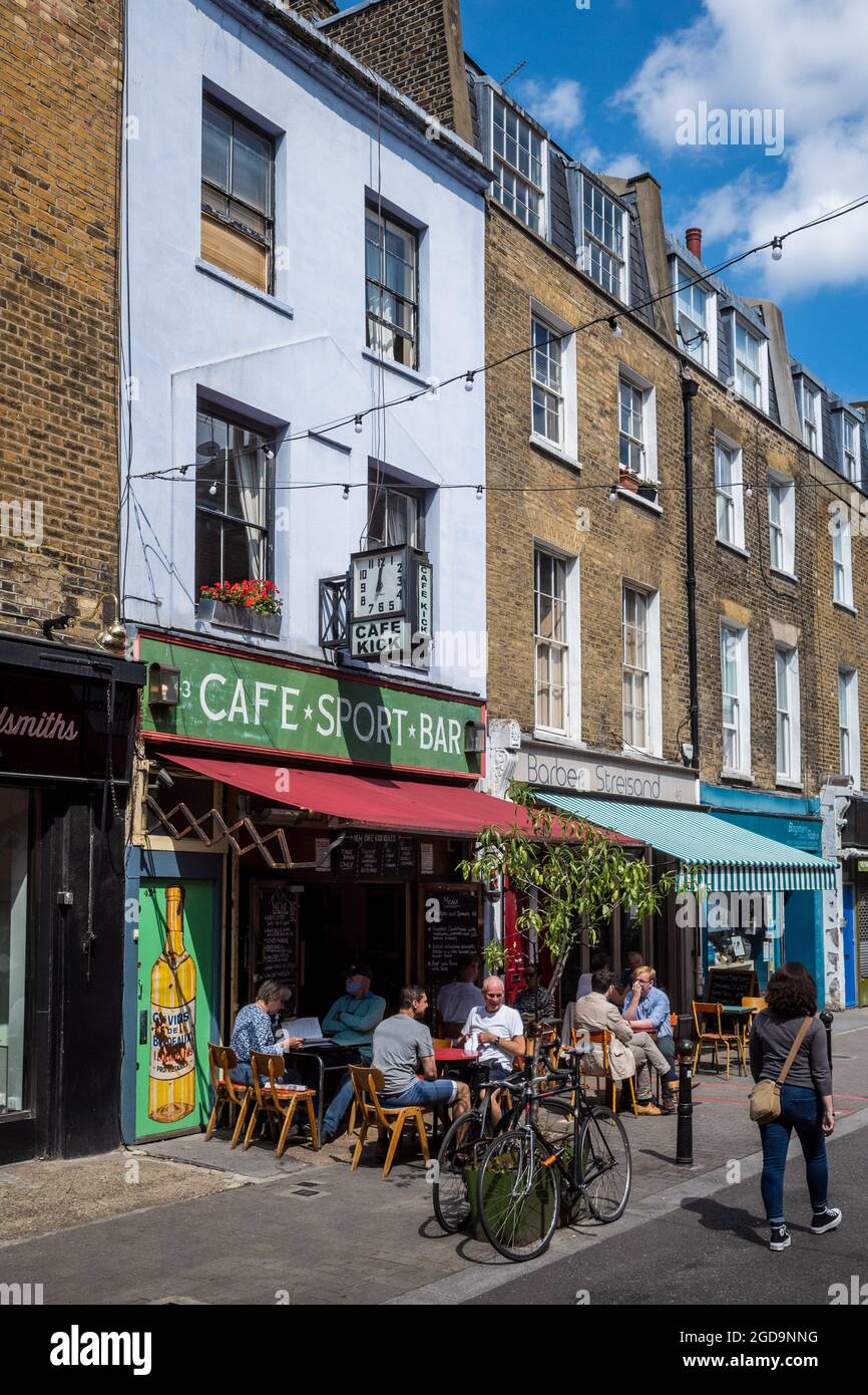 Cafe Kick Sports Bar Cafe Exmouth Market Londra. Exmouth Market è un mercato all'aperto di 32 bancarelle a Clerkenwell, N. London. Tavolo da calcio Bar. Foto Stock