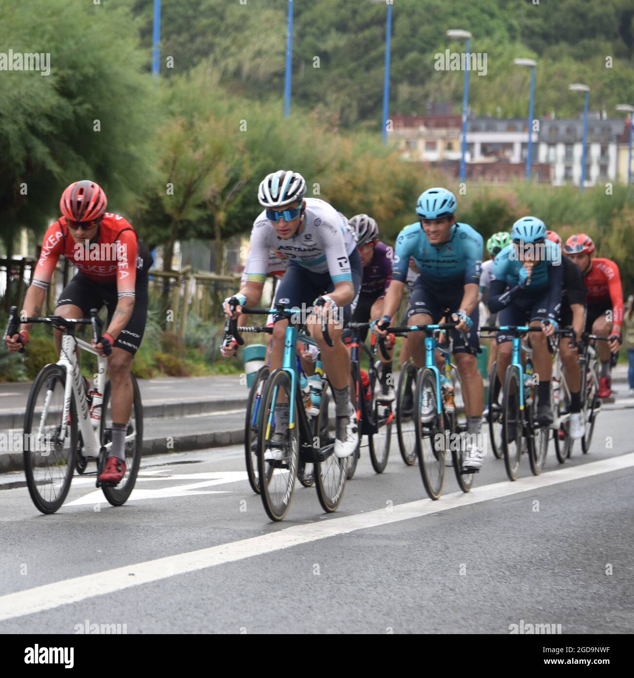 San Sebastian, Spagna - 1 agosto 2021: Squadre ciclistiche professionali gareggiano nella gara ciclistica di Clasica San Sebastian Foto Stock
