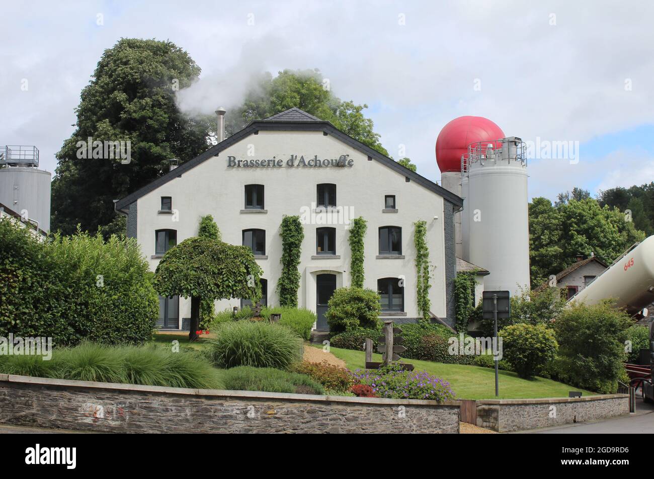 HOUFFALIZE, BELGIO, 6 AGOSTO 2021: Vista esterna della fabbrica di birra "Achouffe" nella provincia di Lussemburgo. E' una ben nota fabbrica di birra artigianale e ospita il popul Foto Stock