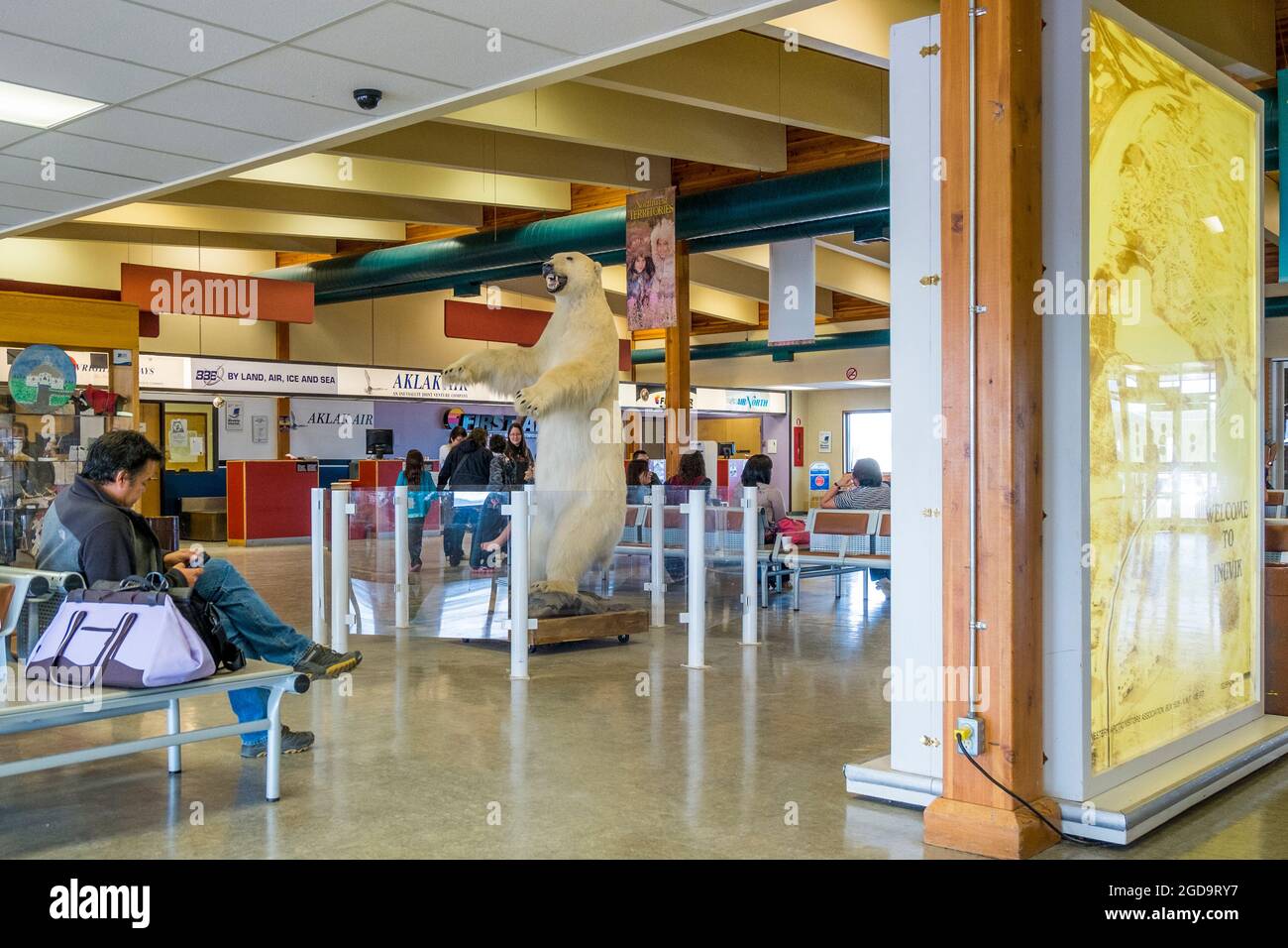 Un grande orso polare bianco imbalsamato, morto e tassidermico si alza e si trova in una mostra presso l'aeroporto Inuvik nei territori del Nord-Ovest, Canada. Foto Stock