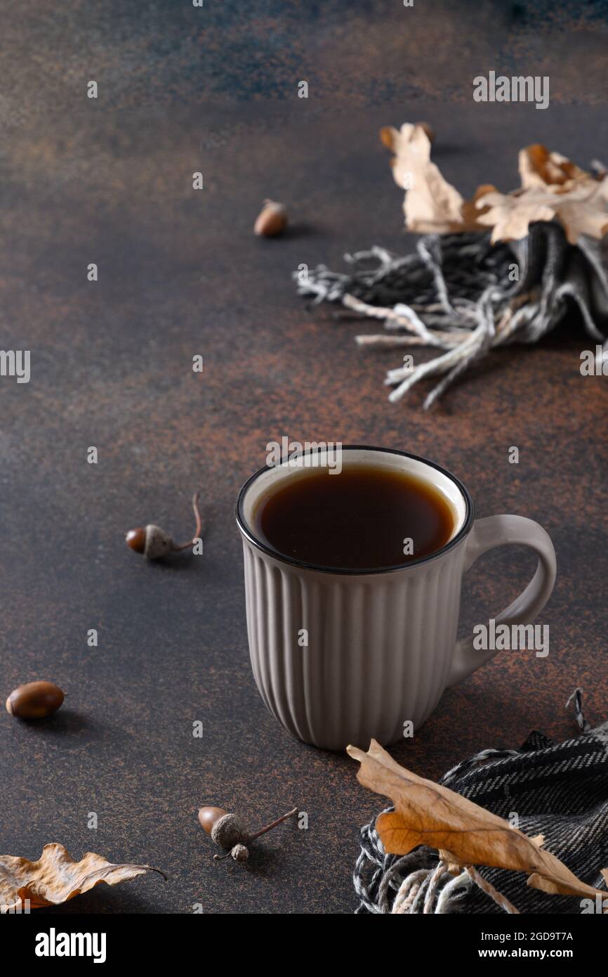 Caffè Acorn in tazza su marrone. Sostituto del caffè senza caffeina. Primo piano. Formato verticale. Foto Stock
