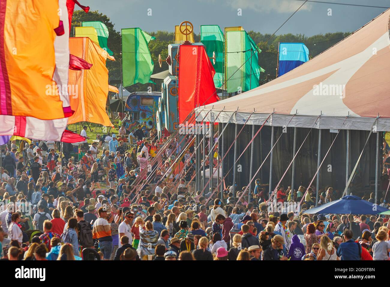 Bandiere e folle di spettatori di festival in un festival di musica estiva. Camp Bestival, Lulworth, Dorset, Inghilterra, Gran Bretagna, REGNO UNITO. Foto Stock