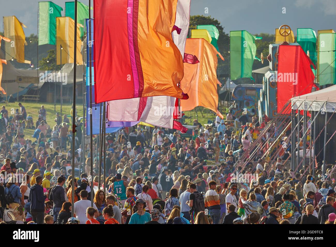 Bandiere e folle di spettatori di festival in un festival di musica estiva. Camp Bestival, Lulworth, Dorset, Inghilterra, Gran Bretagna, REGNO UNITO. Foto Stock