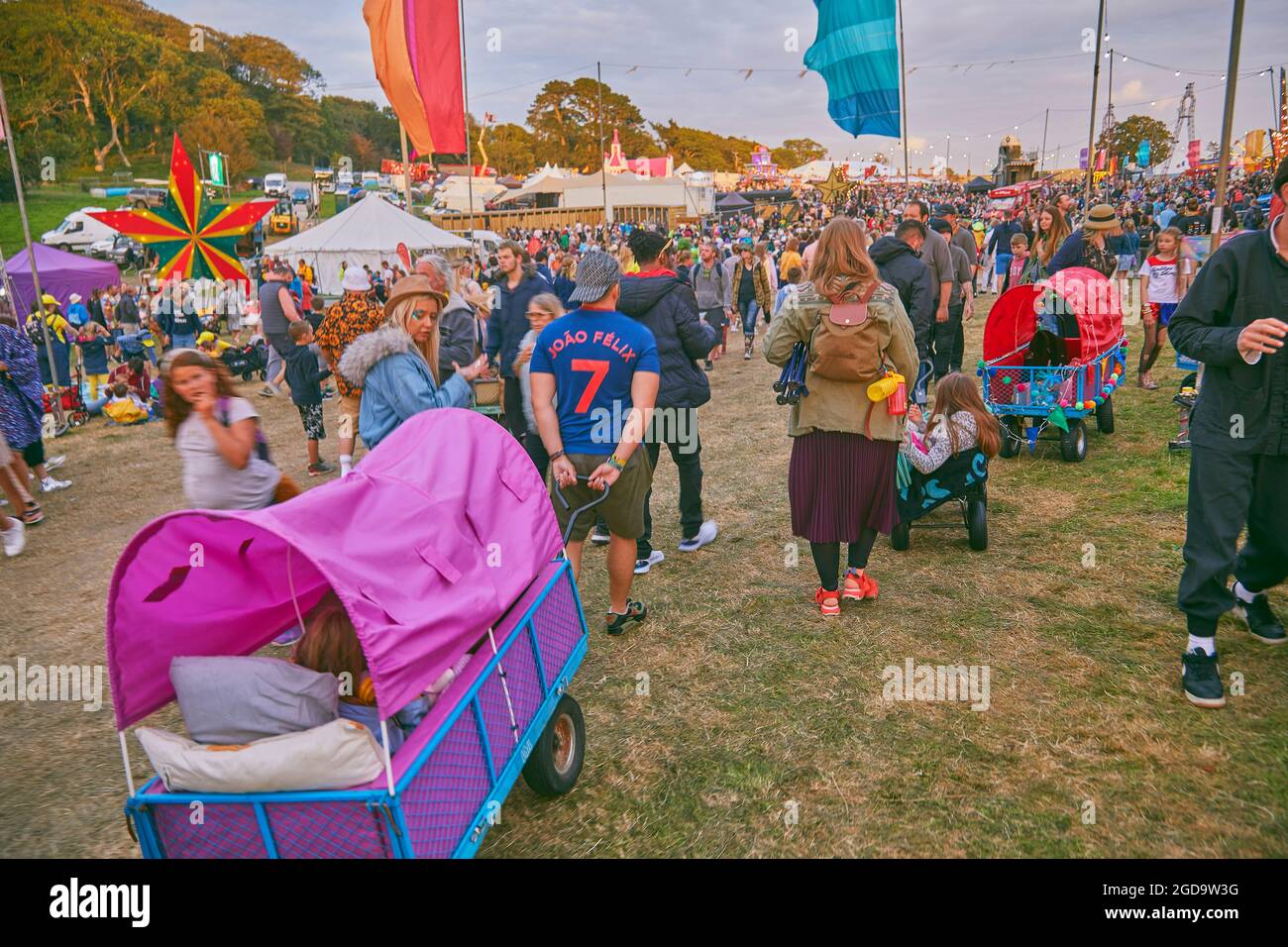 Una vista crepuscolo di folle di spettatori di fronte al palco principale di Camp Bestival, un festival musicale annuale per famiglie a Lulworth, Dorset, Regno Unito Foto Stock