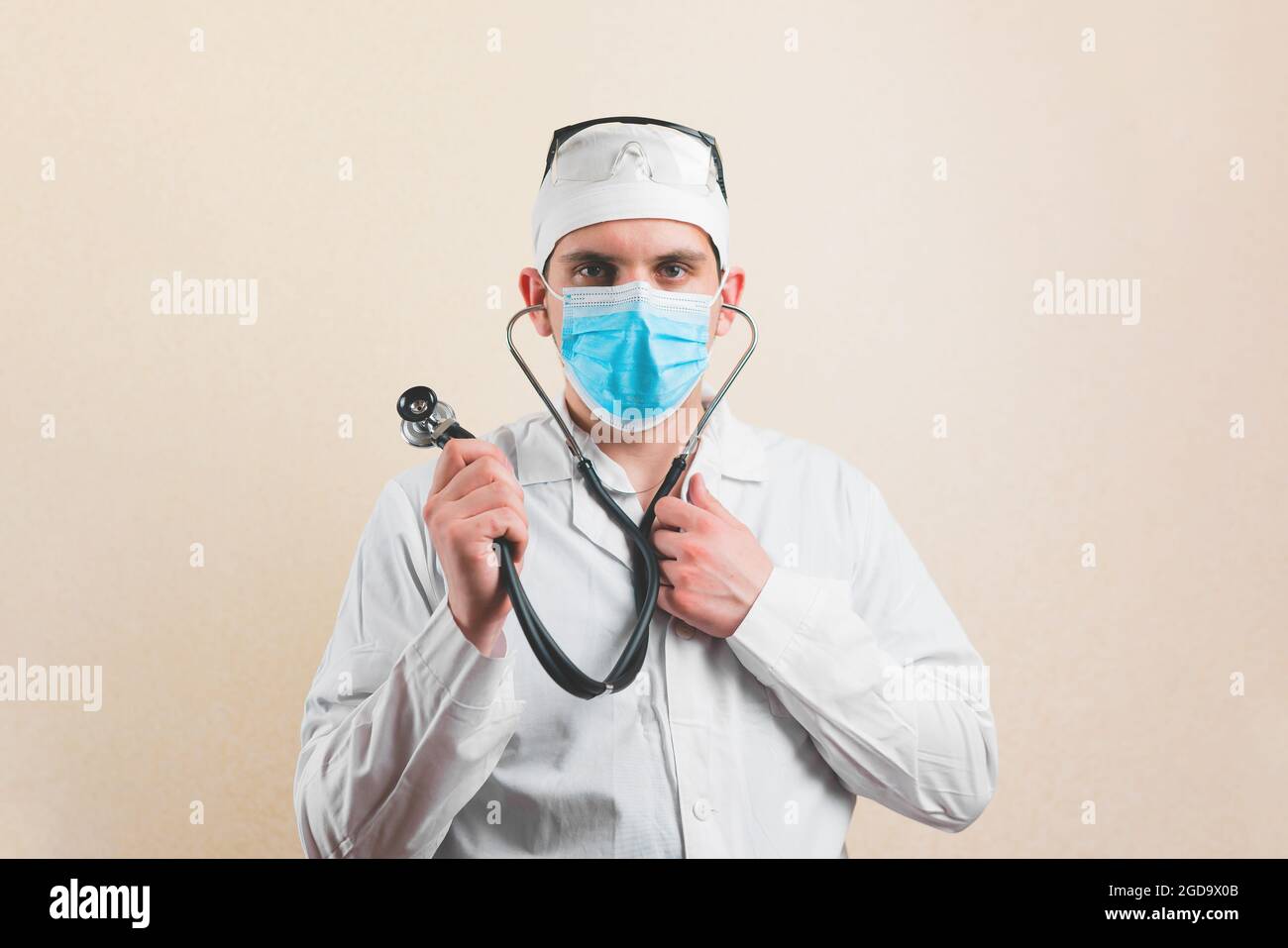 Stetoscopio in medici mani isolate. Foto Stock