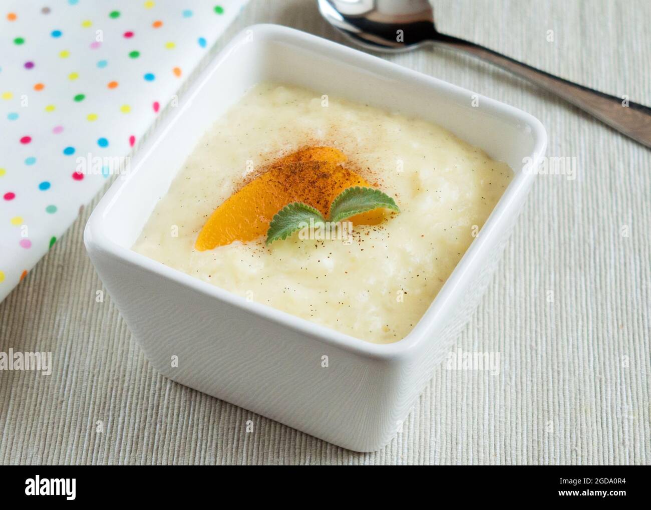 Budino di riso in un recipiente alto e quadrato. Dessert. Foto Stock