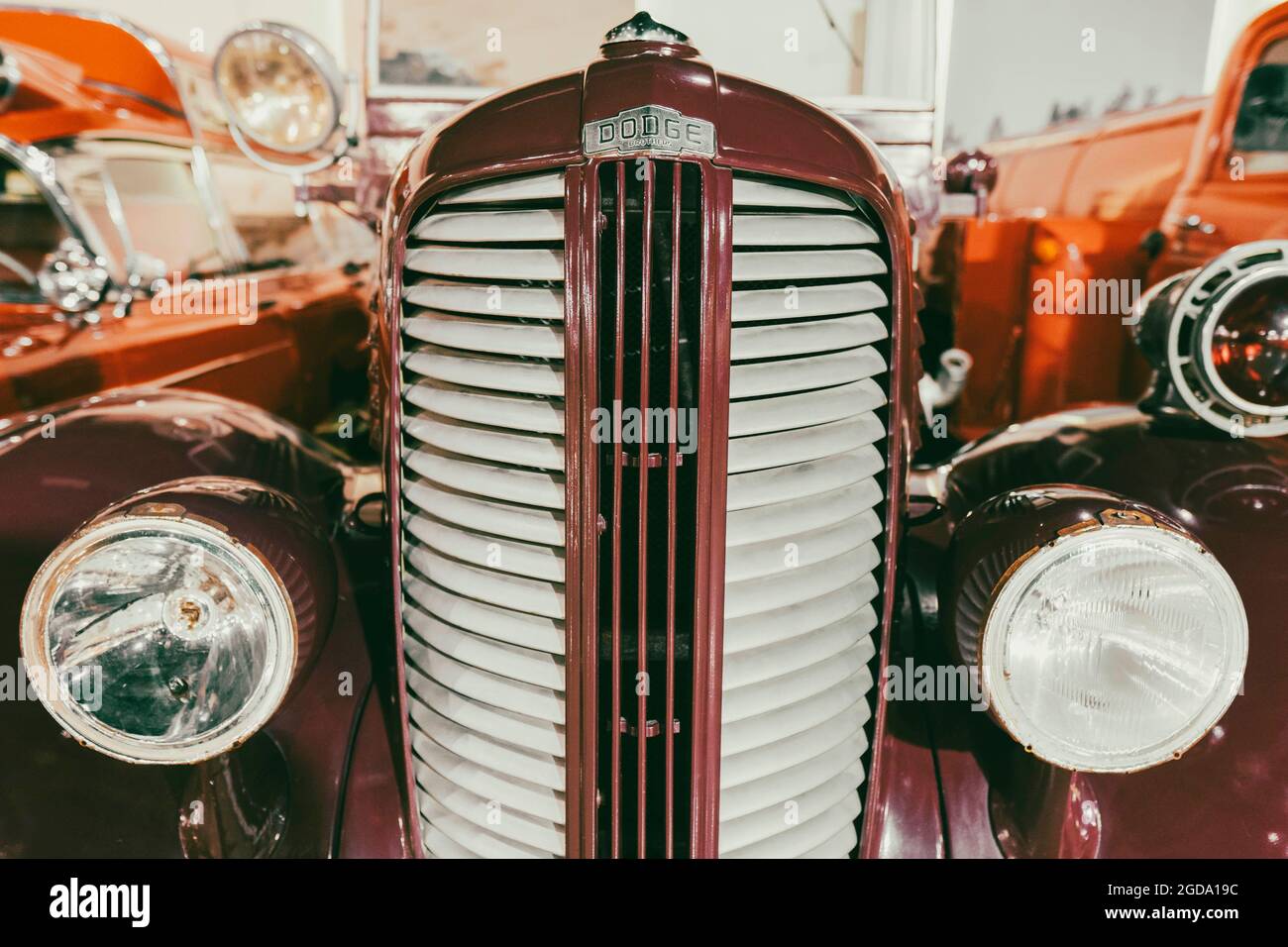 '7/31/2021 - Sharjah, Emirati Arabi Uniti: Classic American Dodge Fire Truck front end Foto Stock