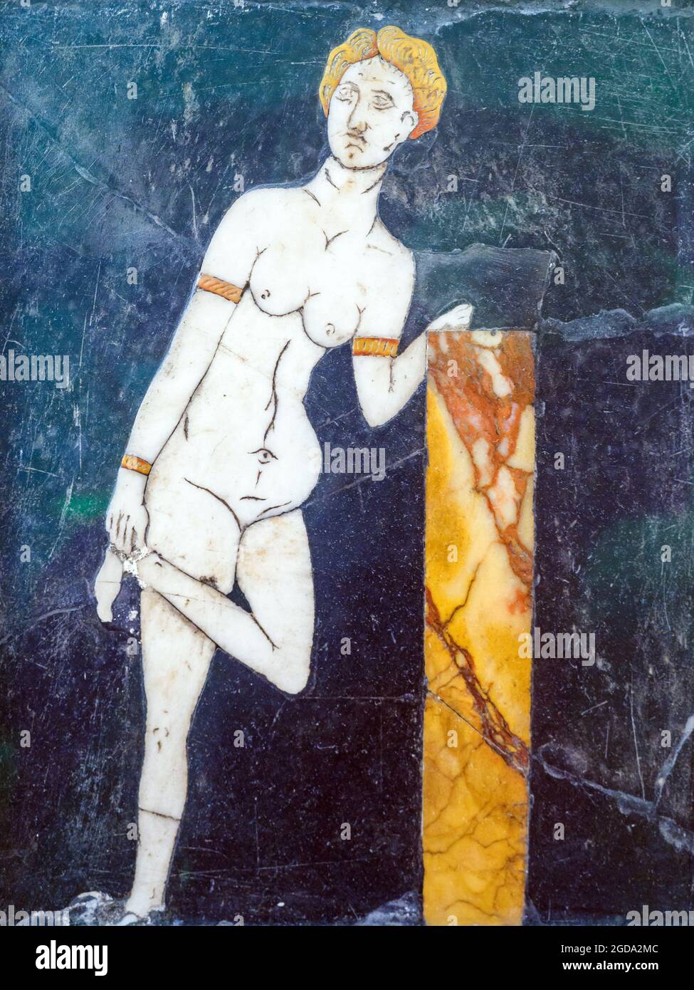 Pannello parete in ardesia con intarsi in marmo policromo. Il tema mostra Venere con i capelli legati alla schiena, con braccialetti sui polsi e sulle braccia. Si appoggia con il gomito destro su una piccola colonna mentre si unisce un sandalo Pompei Casa di L. Volusius Faustus e M. Volusius Faustus terzo quarto del i secolo d.C. Foto Stock