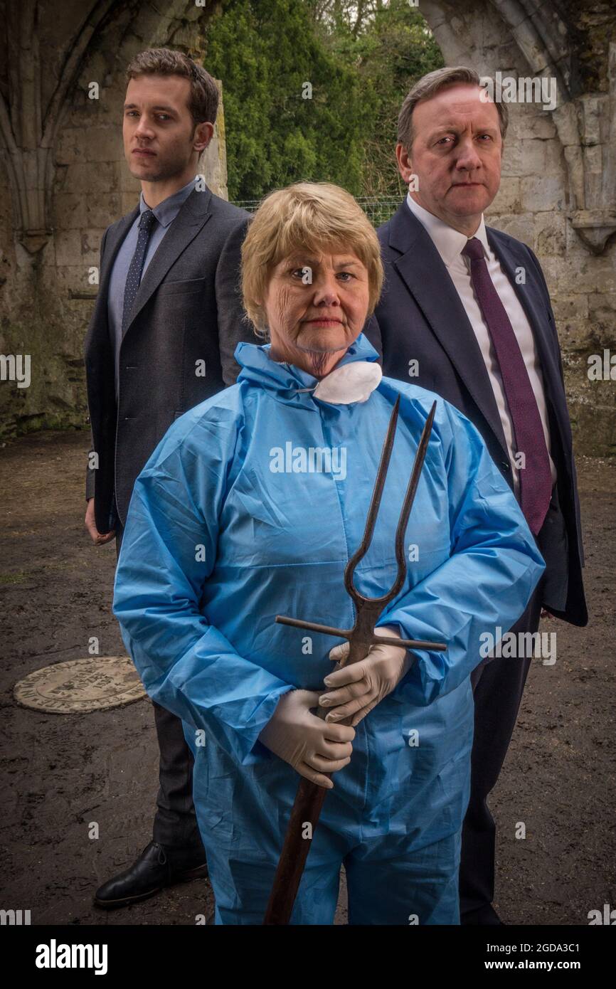 ASSASSINIO DI MIDSOMER XX EP.1 il fantasma di Causton Abbey, Fleur Perkins, il nuovo patologo forense, Annette Badland, Foto Stock