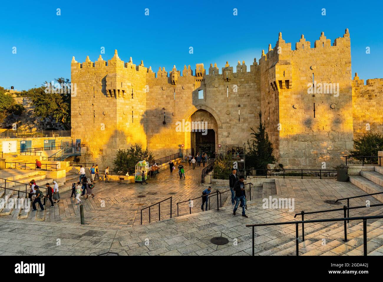 Gerusalemme, Israele - 13 ottobre 2017: Damasco porta delle antiche mura della città vecchia che conduce al mercato bazar del quartiere musulmano di Gerusalemme Foto Stock