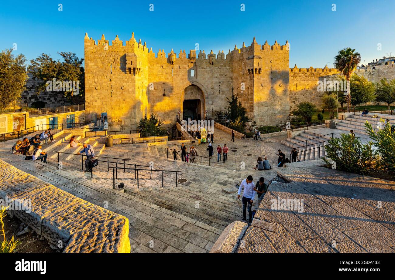 Gerusalemme, Israele - 13 ottobre 2017: Damasco porta delle antiche mura della città vecchia che conduce al mercato bazar del quartiere musulmano di Gerusalemme Foto Stock