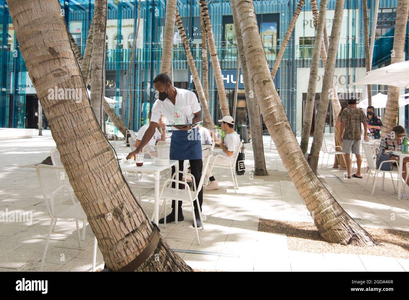 Washington, DC, Stati Uniti. 11 Agosto 2021. Un cameriere mascherato cancella un tavolo a Miami, Florida, Stati Uniti, 11 agosto 2021. I Centri degli Stati Uniti per il controllo e la prevenzione delle malattie (CDC) su Mercoledì pubblicato ensemble previsioni che indicano il paese COVID-19 ospedalizzazioni e morti sono probabilmente aumentare nel corso delle prossime quattro settimane. Credit: Monica McGivern/Xinhua/Alamy Live News Foto Stock