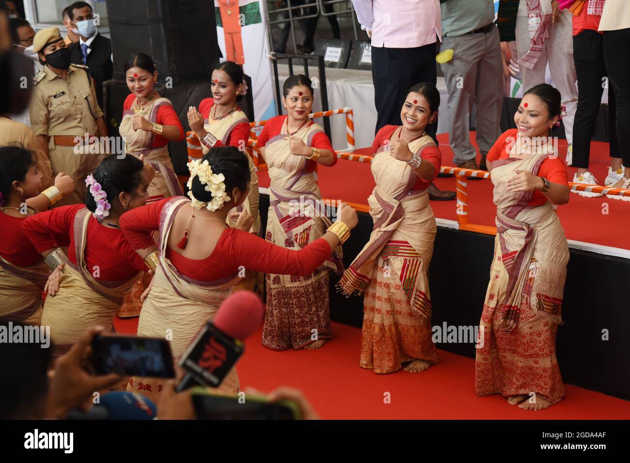 Guwahati, Guwahati, India. 12 agosto 2021. Ballerina Bihu che esegue la danza Bihu mentre accoglie il pugile Lovlina Borgohain che ha vinto la medaglia di bronzo nella categoria di peso 69 a Tokyo Olympic come è arrivata all'aeroporto internazionale di Lokopriya Gopinath Bordoloi, Borjar a Guwahati Assam India giovedì 12 agosto 2021. Boxer Lovlina Borgohain è il primo giocatore di Assam che ha vinto la medaglia ai Giochi Olimpici (immagine di credito: © Dasarath Deka/ZUMA Press Wire) Foto Stock