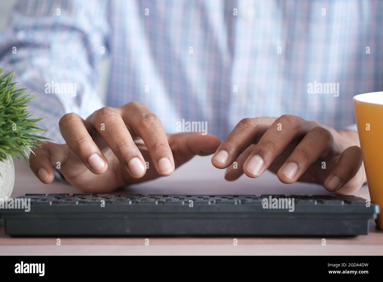 Primo piano della digitazione manuale sulla tastiera Foto Stock