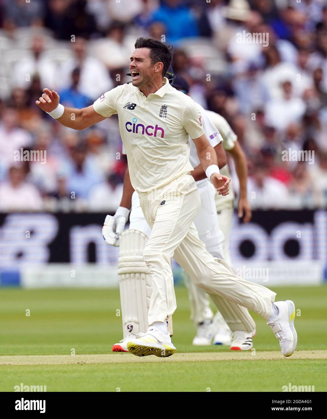 James Anderson, in Inghilterra, reagisce mentre cowls durante il primo giorno della seconda partita di test a Lord's, Londra. Data immagine: Giovedì 12 agosto 2021. Foto Stock
