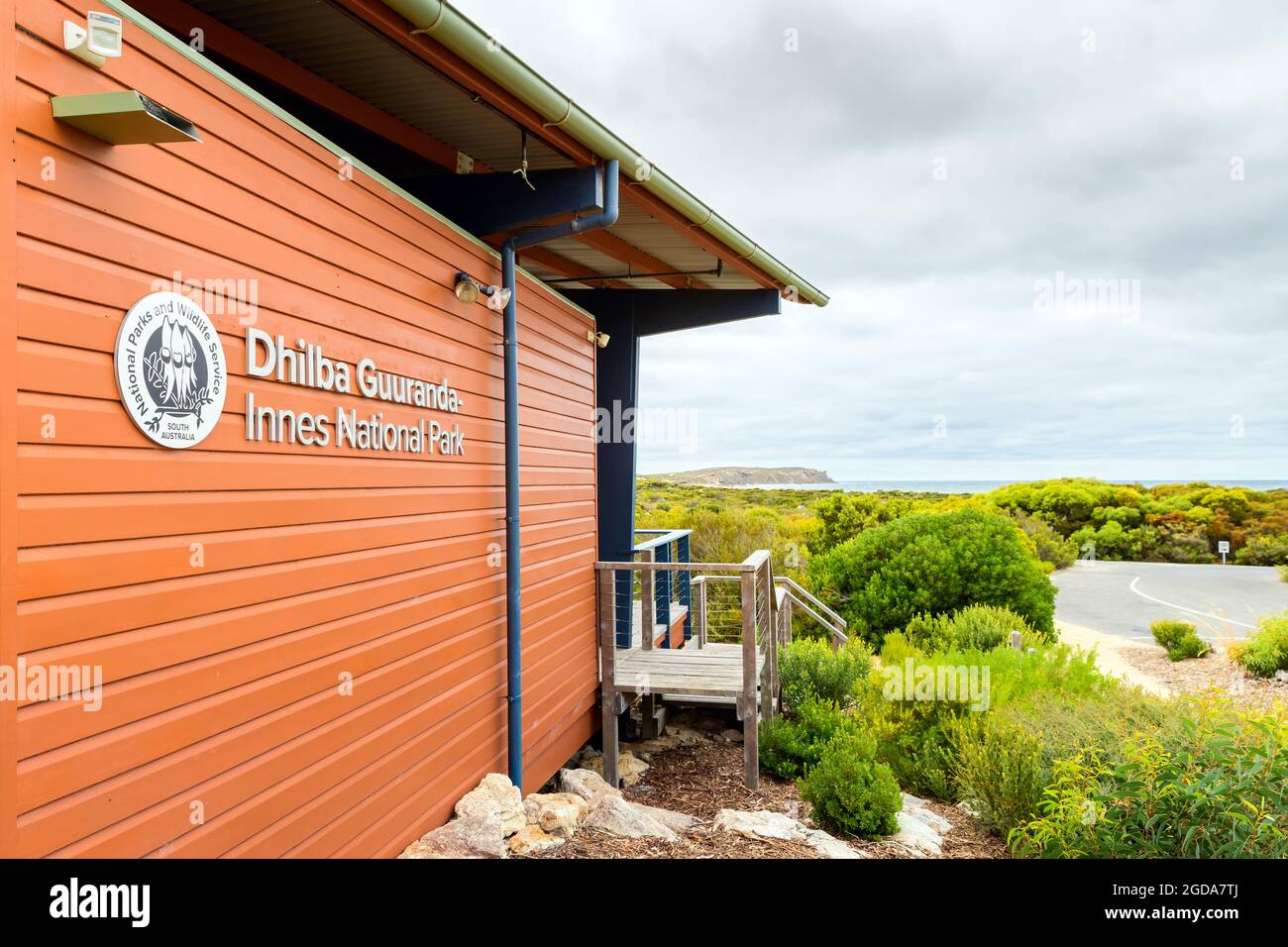 Inneston, Australia del Sud - 19 Gennaio 2021: Centro visitatori del Parco Nazionale Innes visto dal parcheggio verso l'oceano in una giornata nuvolosa Foto Stock
