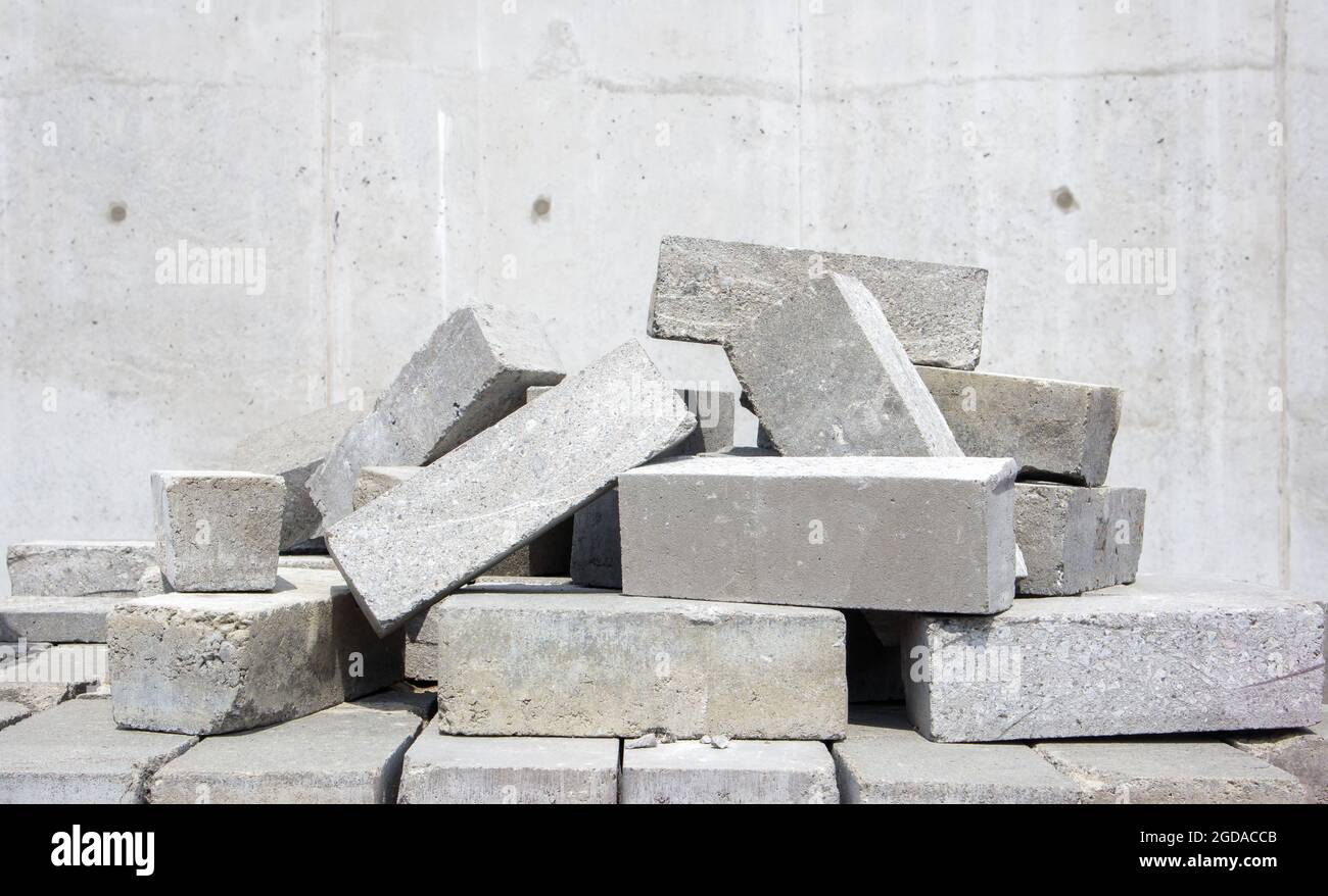 Un palo di mattoni di tipo di cemento. Il mattone solido è usato per costruzione. Lotti di mattoni sciolti di calcestruzzo al luogo di costruzione Foto Stock