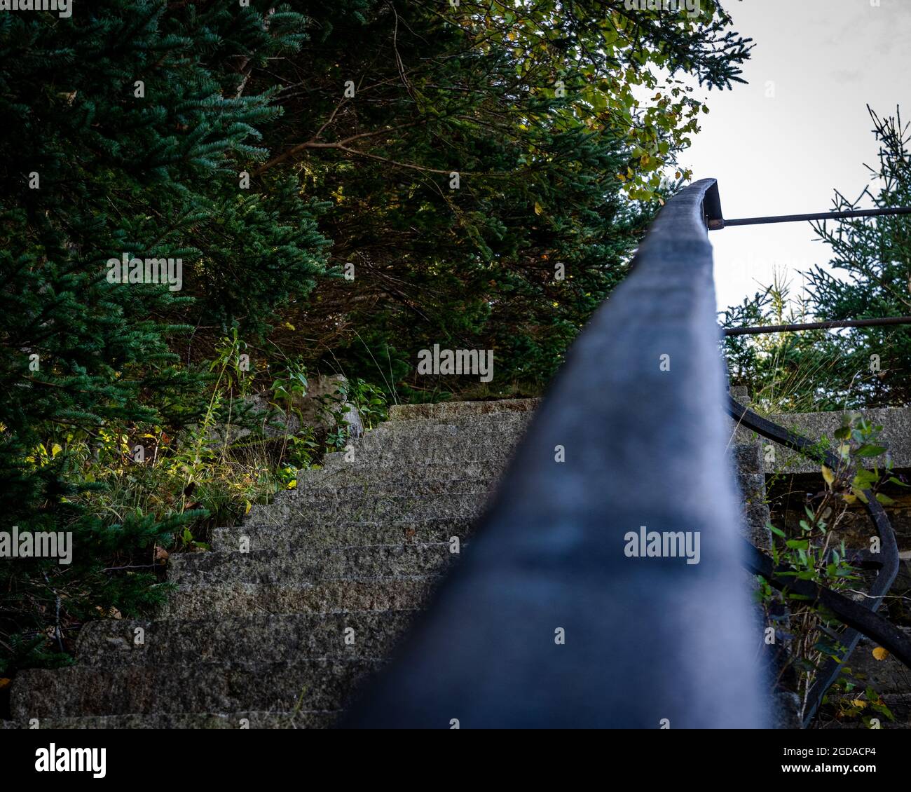 scala in pietra che sale sul lato del forte ives Foto Stock