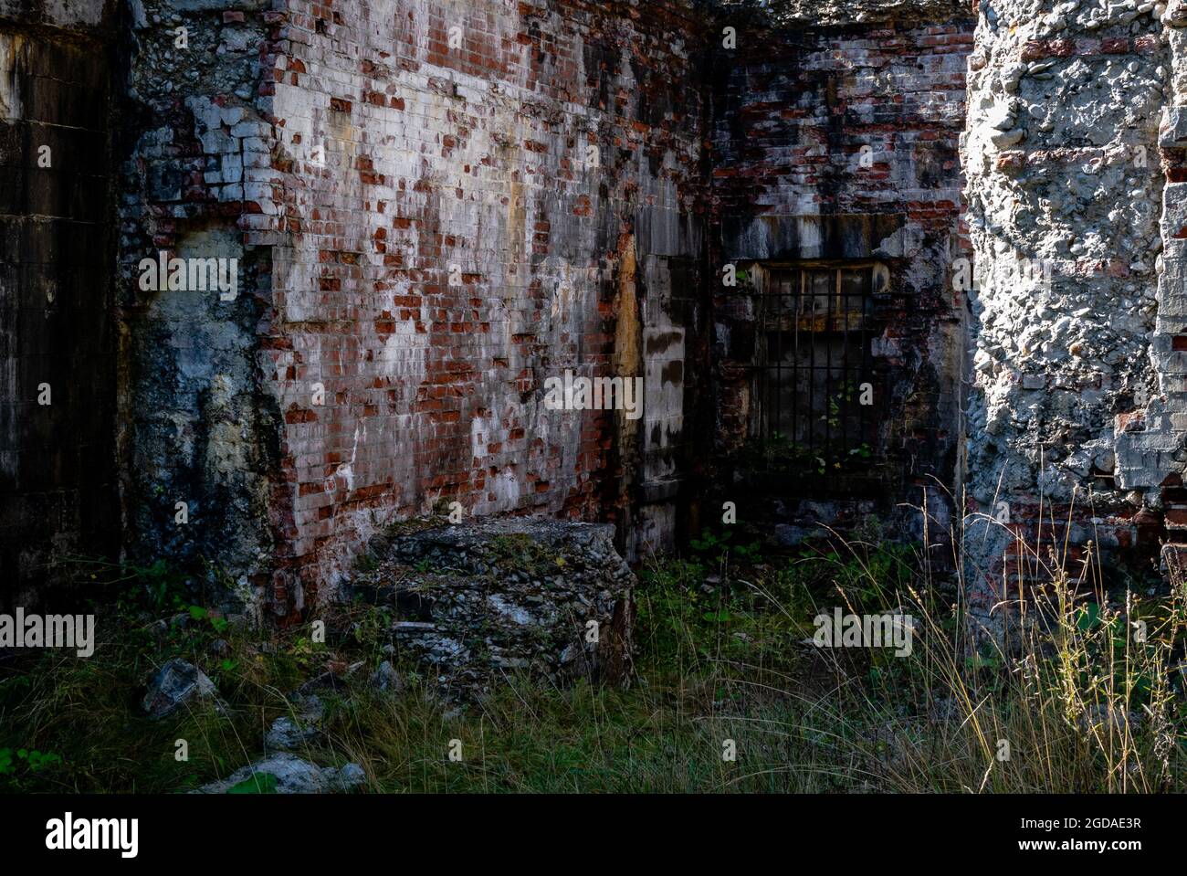 cadendo a pezzi muri di pietra dei bastioni a fort ives Foto Stock