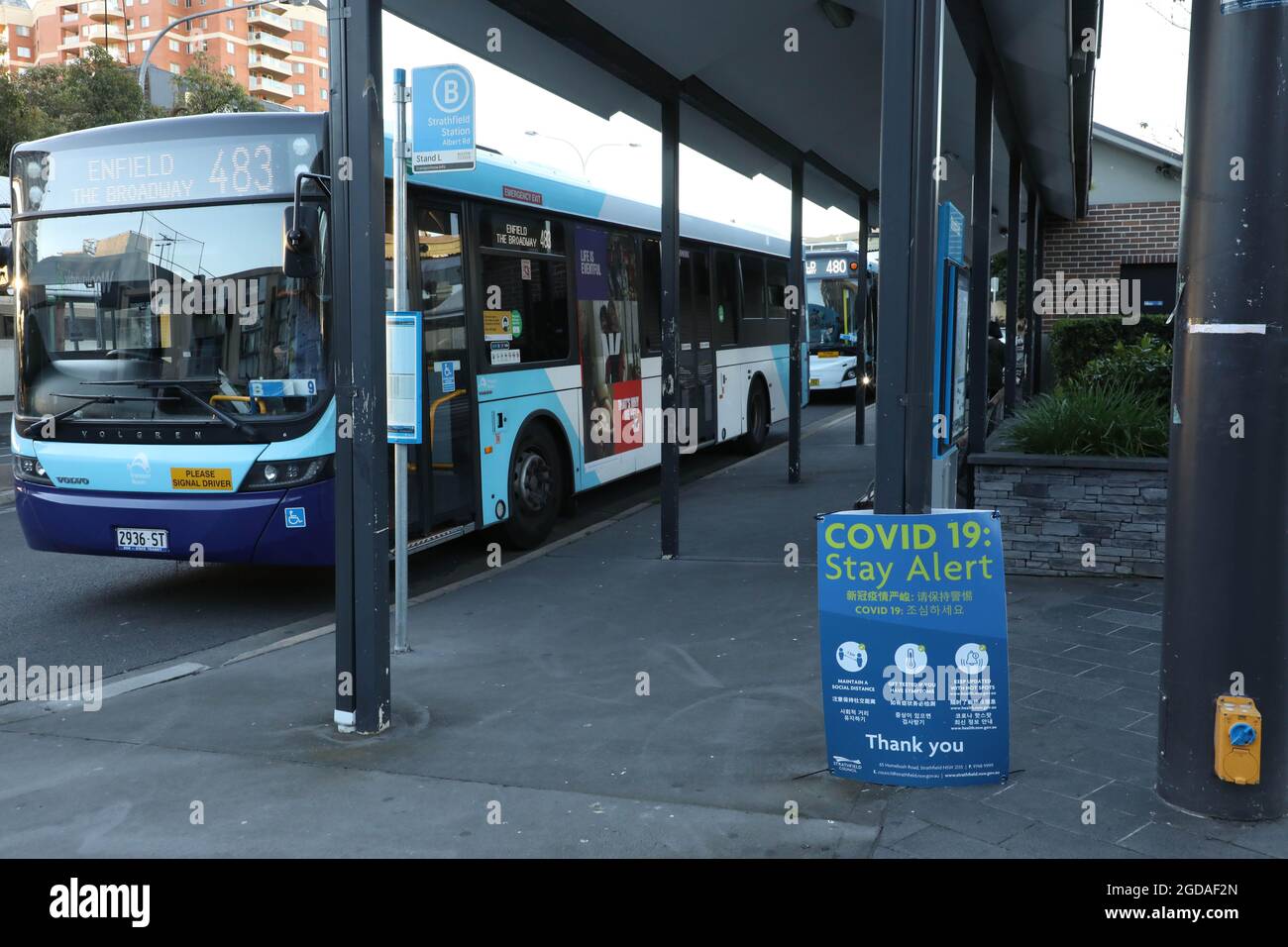 Sydney, Australia. 12 agosto 2021. L'area del governo locale di Strathfield (LGA) si unisce all'elenco degli LGA in un duro blocco, il che significa che i residenti non possono viaggiare a più di 5 km da casa e devono indossare una maschera all'aperto. Nella foto: Covid-19 resta il cartello di allarme a Strathfield. Credit: Richard Milnes/Alamy Live News Foto Stock