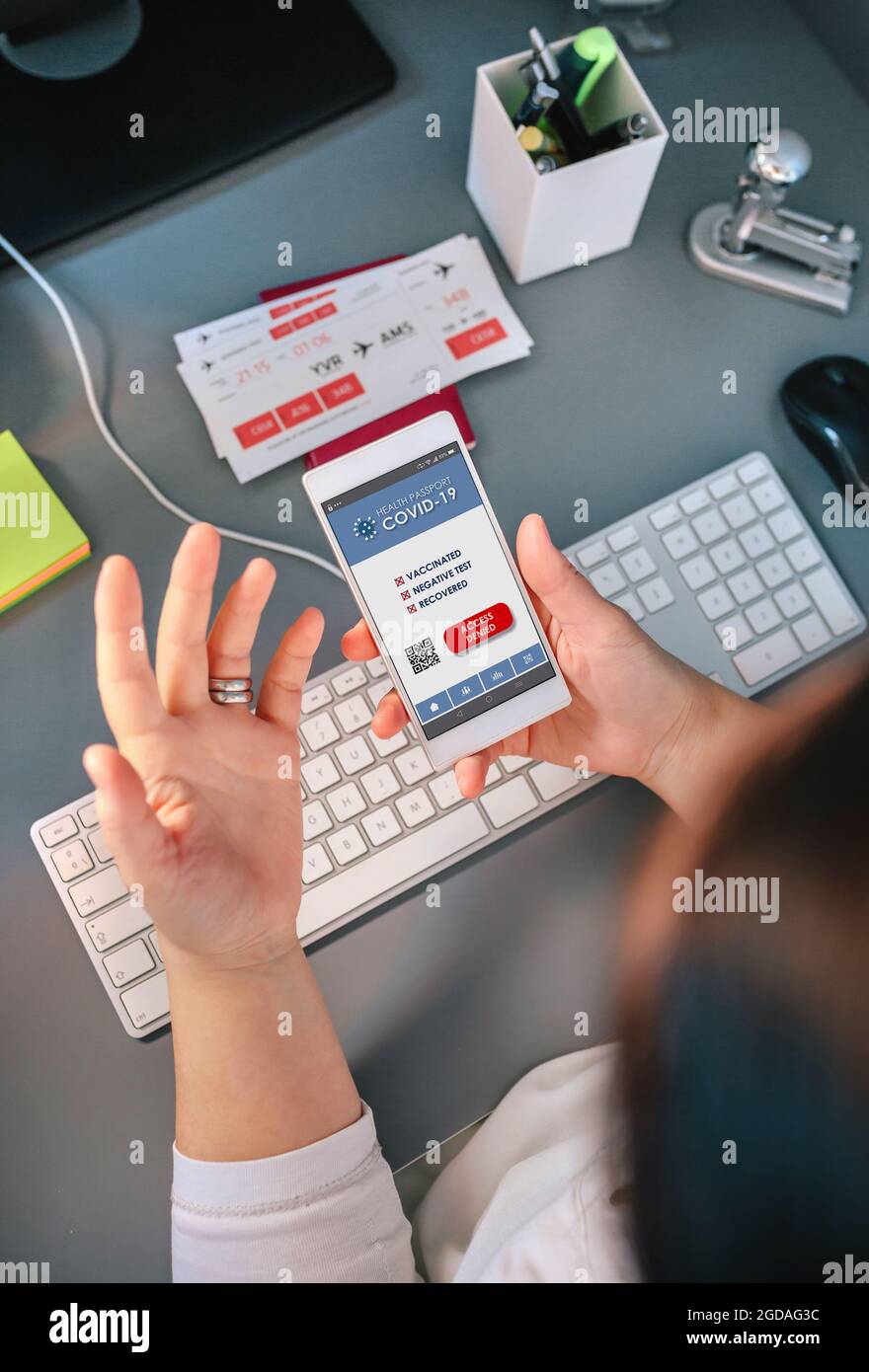 Donna che ha prenotato un viaggio sorpreso di vedere negato covid passaporto salute Foto Stock