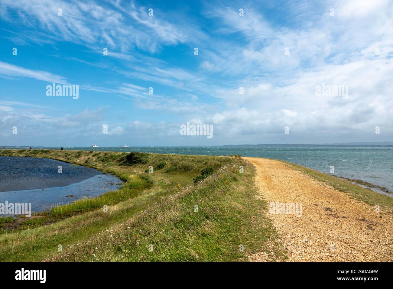 Sentiero lungo il sentiero Solent Way a Lymington Hampshire Inghilterra in una giornata estiva soleggiata Foto Stock