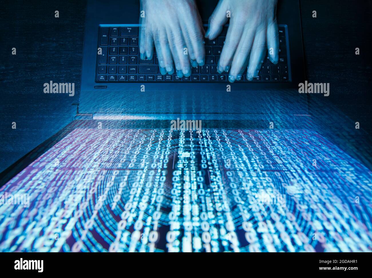 Hacker con computer e matrice sul monitor Foto Stock