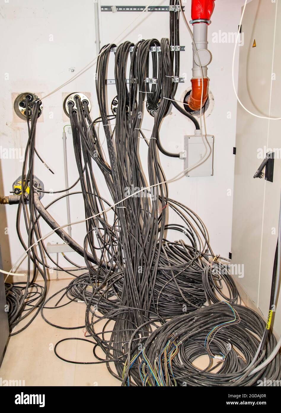 Installazione di cavi in un nuovo edificio Foto Stock