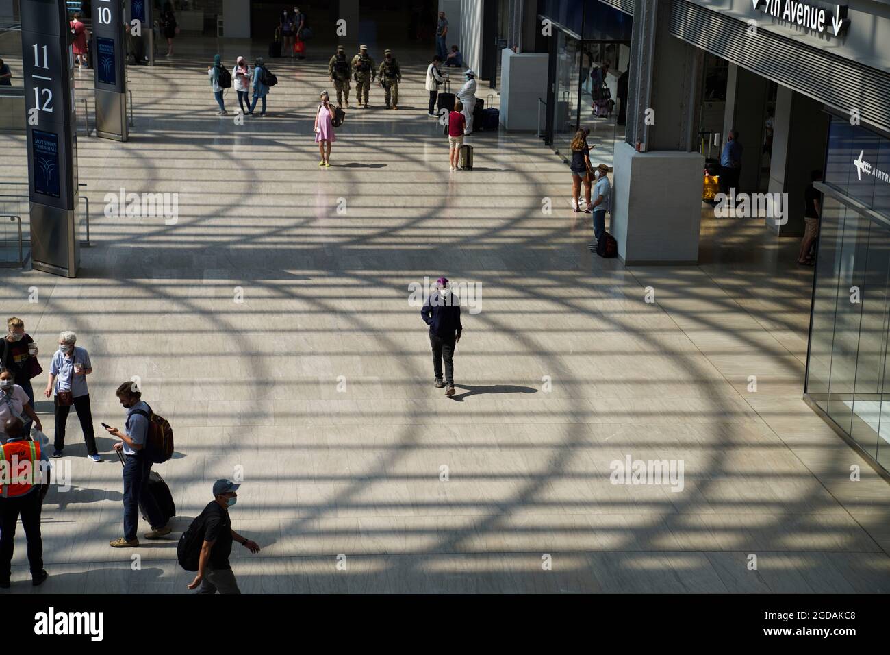 New York, Stati Uniti. 11 Agosto 2021. La gente cammina all'interno della sala dei treni di Daniel Patrick Moynihan alla stazione di Penn a New York, Stati Uniti, 11 agosto 2021. A partire da mercoledì pomeriggio, ci sono stati oltre 36 milioni di casi COVID-19 e 618,457 decessi negli Stati Uniti, secondo i dati della Johns Hopkins University. Credit: Wang Ying/Xinhua/Alamy Live News Foto Stock