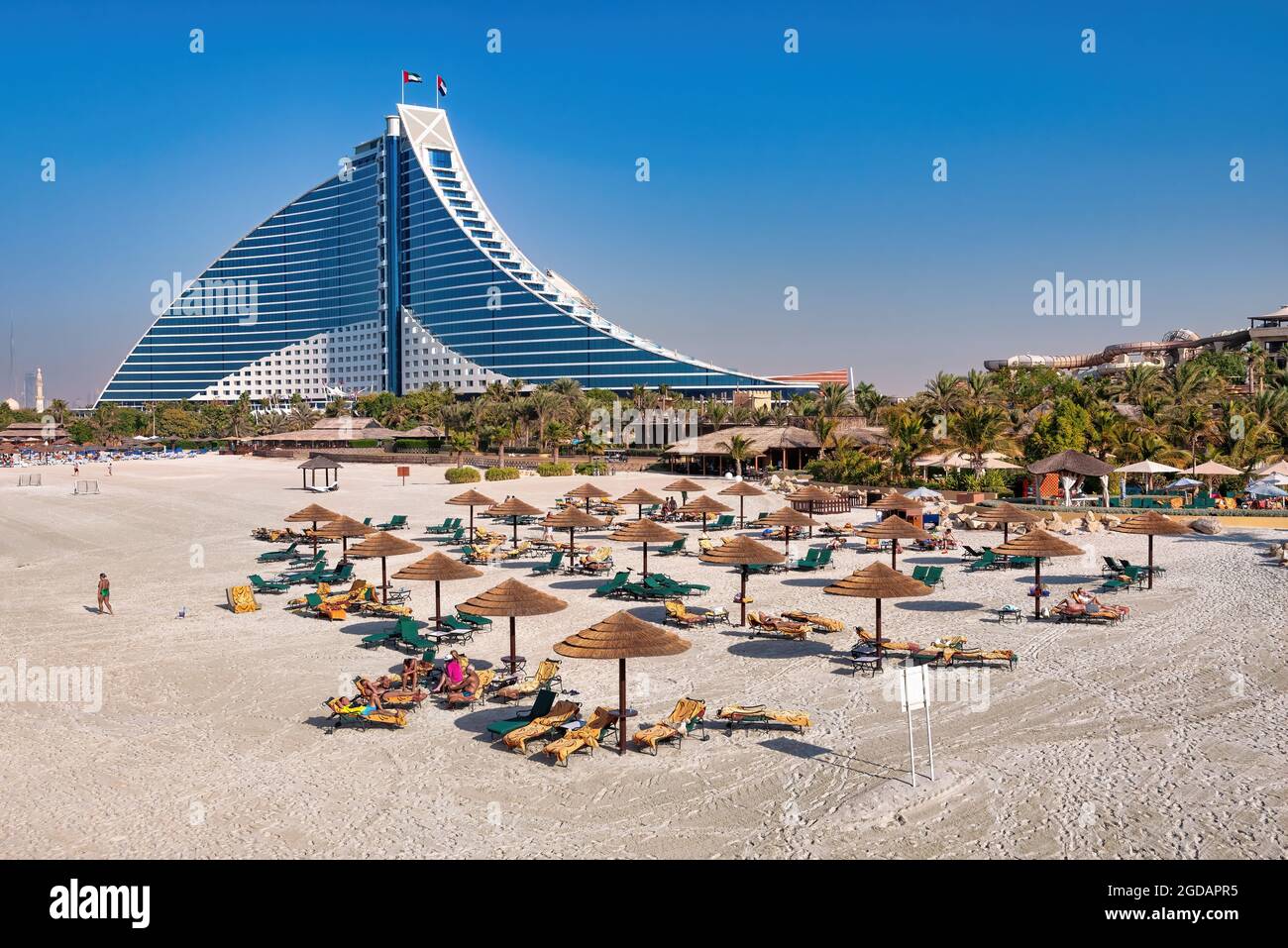 Dubai, Emirati Arabi Uniti - 08 gennaio 2012: Vista del Jumeirah Beach Hotel con la sua spiaggia privata. Questo hotel e' uno dei punti di riferimento di Dubai Foto Stock
