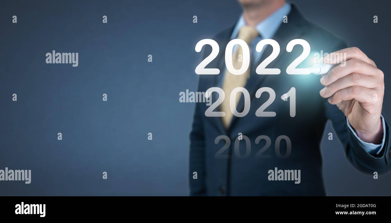 uomo d'affari mano che scrive il numero 2022 sullo schermo virtuale. Business and Technology target obiettivi e risultati fissati nel 2022 nuovo anno di risoluzione, pianificazione Foto Stock
