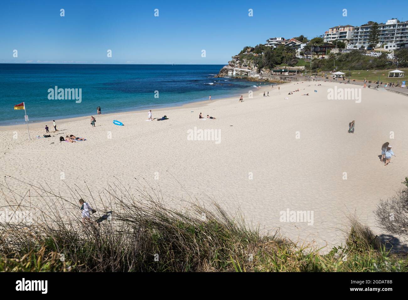 Sydney, Australia. Giovedì 12 agosto 2021. Gli abitanti del luogo si godono una bella giornata di inverni con una temperatura massima di circa 22 ºC a Bronte Beach. Le restrizioni di blocco per le parti della Greater Sydney sono state ulteriormente estese a causa della diffusione della variante Delta. Credit: Paul Lovelace/Alamy Live News Foto Stock