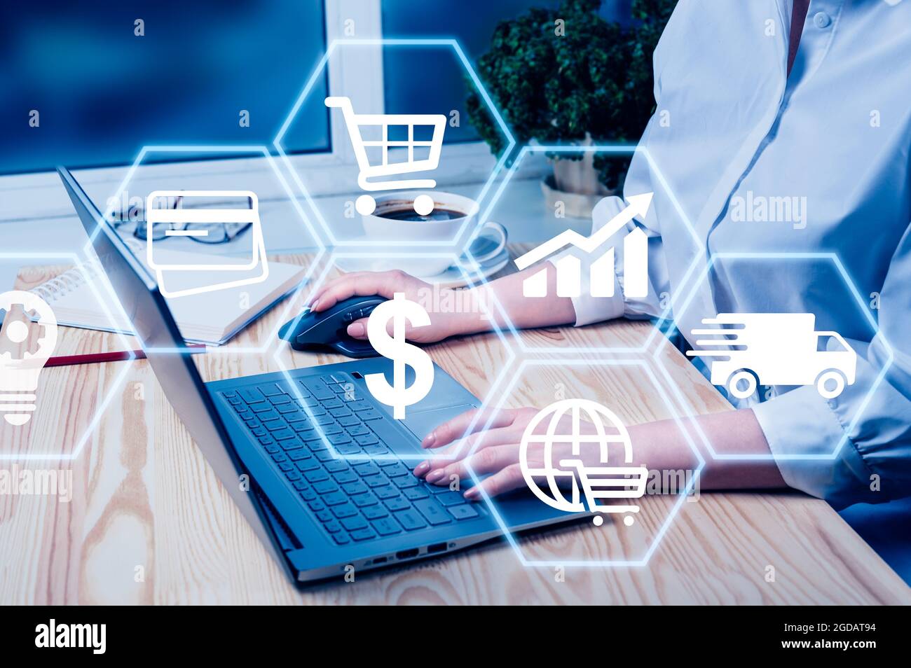 Utilizzo manuale di un computer portatile con report globali e concetto di cambiamento del mercato azionario. Concetto di e-commerce. Concetto di e-commerce e shopping online. Business globale, Fi Foto Stock