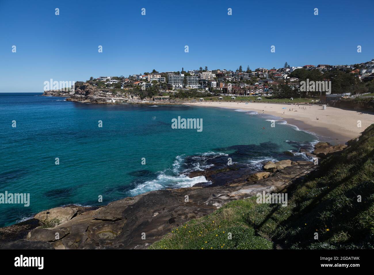 Sydney, Australia. Giovedì 12 agosto 2021. Gli abitanti del luogo si godono una bella giornata di inverni con una temperatura massima di circa 22 ºC a Bronte Beach. Le restrizioni di blocco per le parti della Greater Sydney sono state ulteriormente estese a causa della diffusione della variante Delta. Credit: Paul Lovelace/Alamy Live News Foto Stock