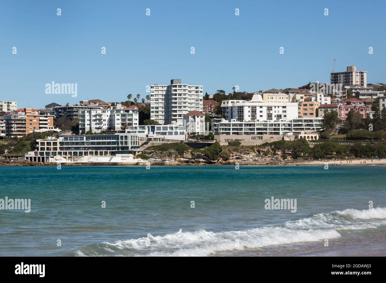 Sydney, Australia. Giovedì 12 agosto 2021. Gli abitanti del luogo si allenano e si godono una bella giornata di inverni con una temperatura massima di circa 22 ºC a Bondi Beach. Le restrizioni di blocco per le parti della Greater Sydney sono state ulteriormente estese a causa della diffusione della variante Delta. Credit: Paul Lovelace/Alamy Live News Foto Stock