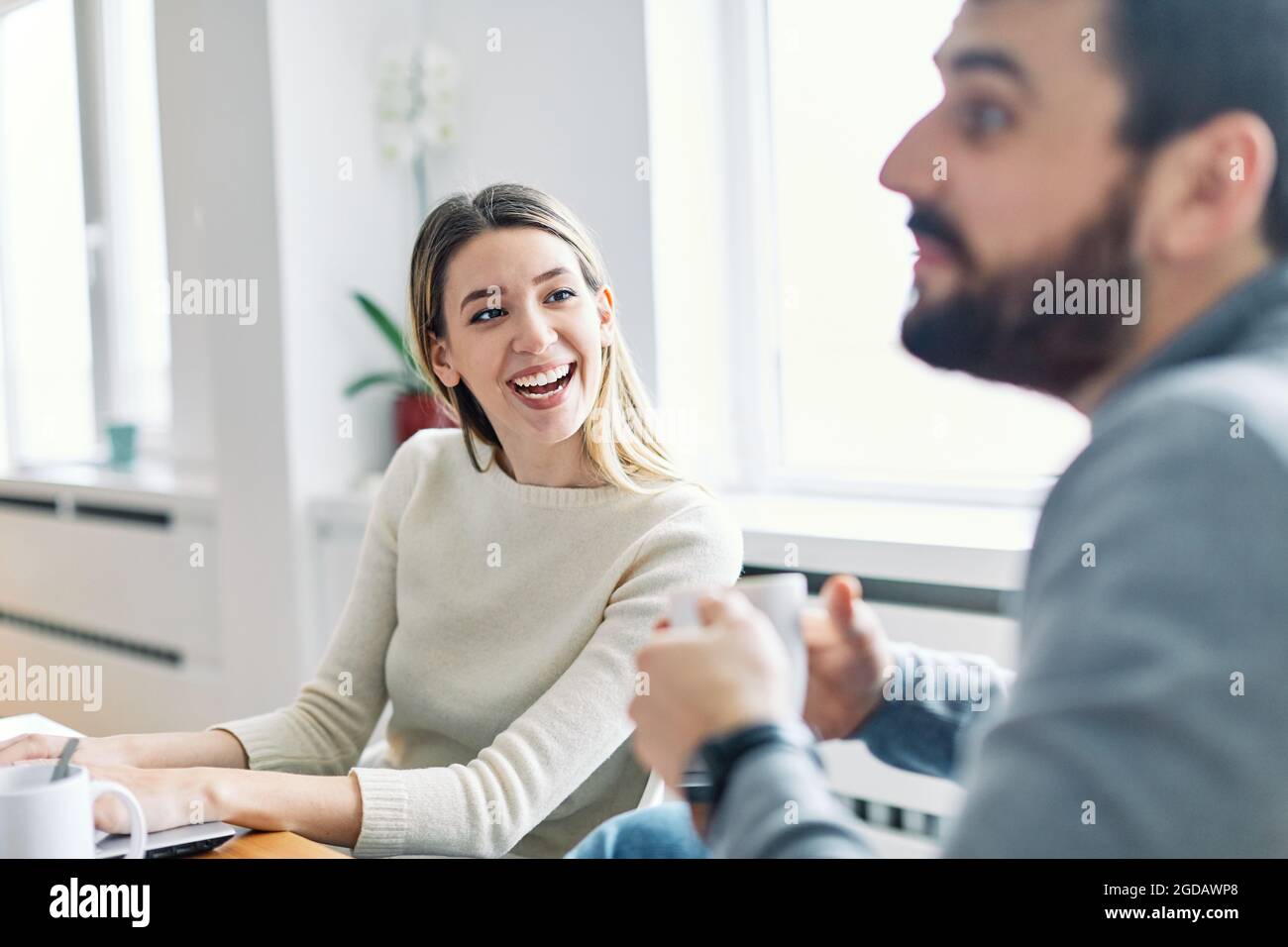 ritratto giovane ragazza felice donna sorridente ufficio classe Foto Stock