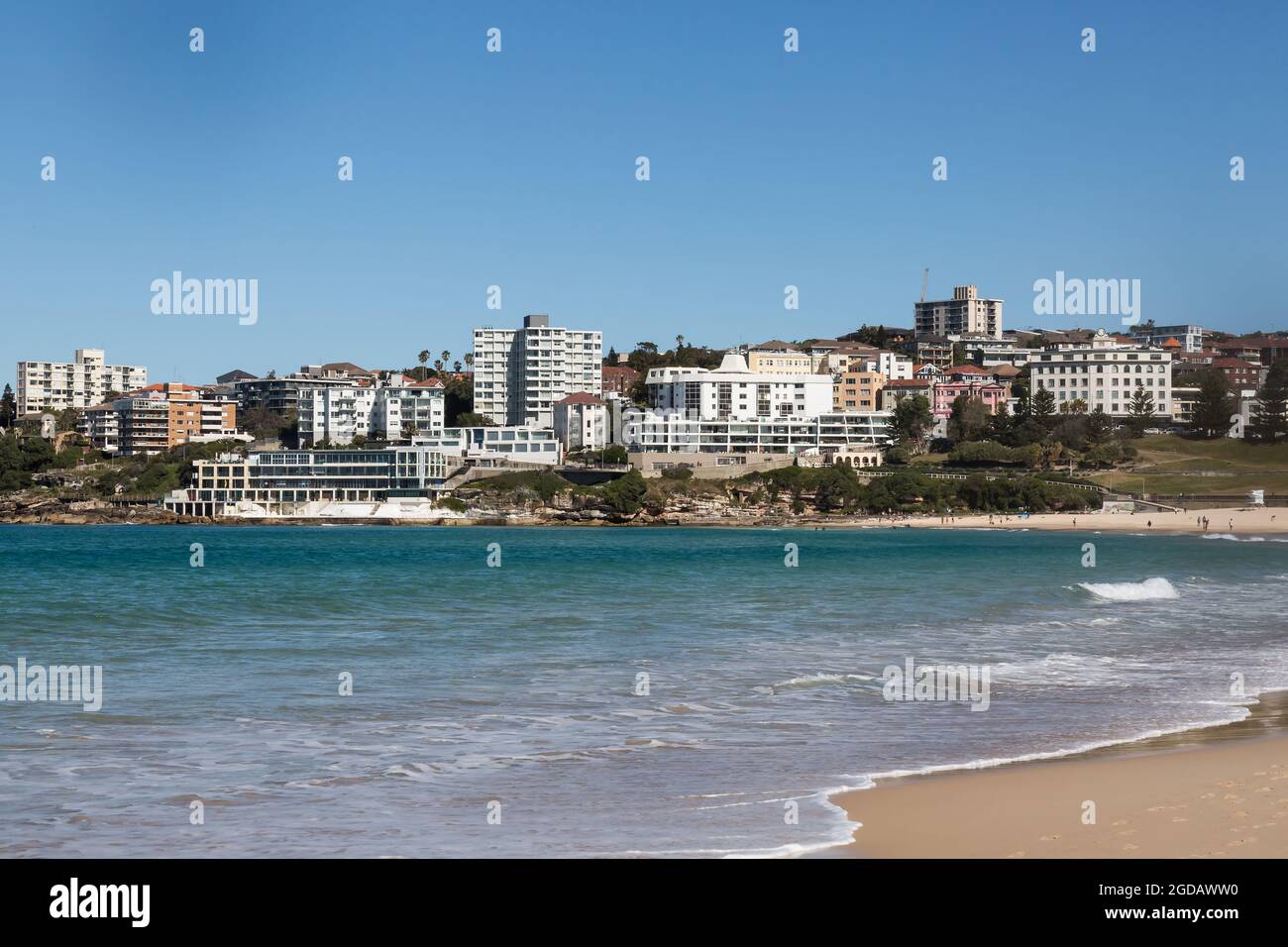 Sydney, Australia. Giovedì 12 agosto 2021. Gli abitanti del luogo si allenano e si godono una bella giornata di inverni con una temperatura massima di circa 22 ºC a Bondi Beach. Le restrizioni di blocco per le parti della Greater Sydney sono state ulteriormente estese a causa della diffusione della variante Delta. Credit: Paul Lovelace/Alamy Live News Foto Stock