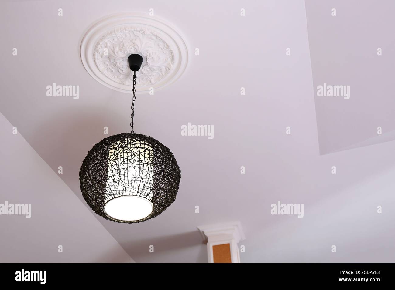 Lampadario moderno appeso al soffitto Foto stock - Alamy