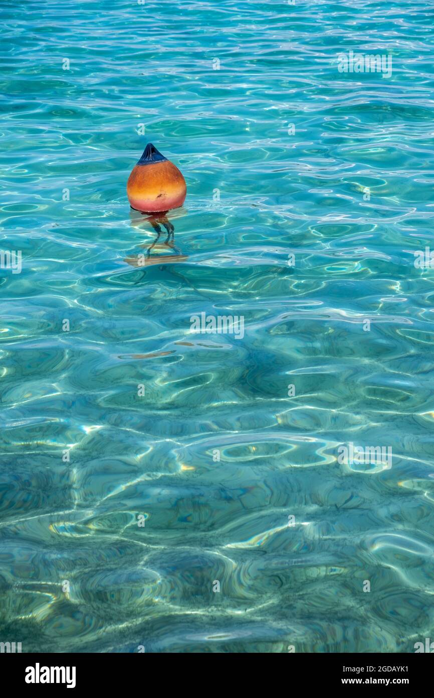 Piccolo ormeggio bouy galleggiante in un mare poco profondo scorcio in Croazia. 2021 Foto Stock
