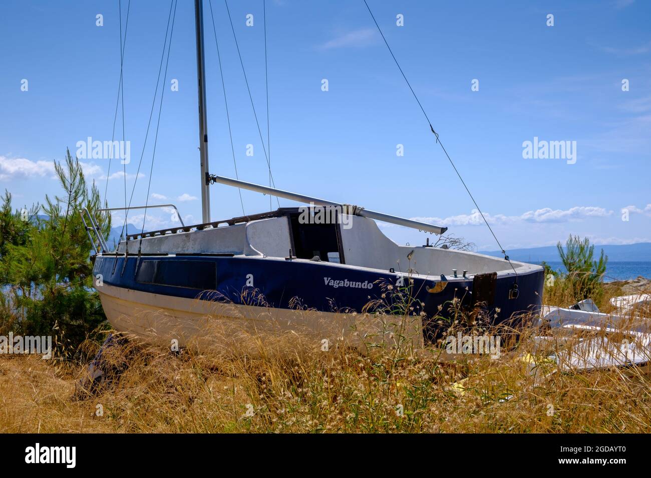 Piccoli negozi di barche a vela a terra in erba a Sportska, Lucica Zenta marina cantiere a Spalato, Croazia. 2021 Foto Stock